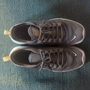 Nike Air Max Axis